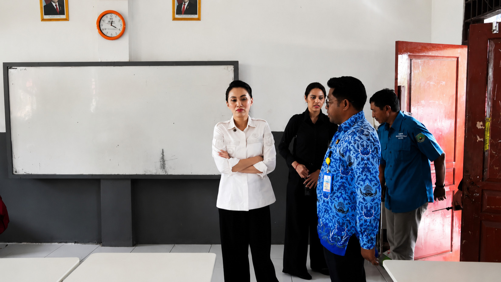 Gubernur Maluku Utara, Sherly Tjoanda Laos saat sidak kondisi ruangan kelas di SMAN 1 Halmahera Tengah