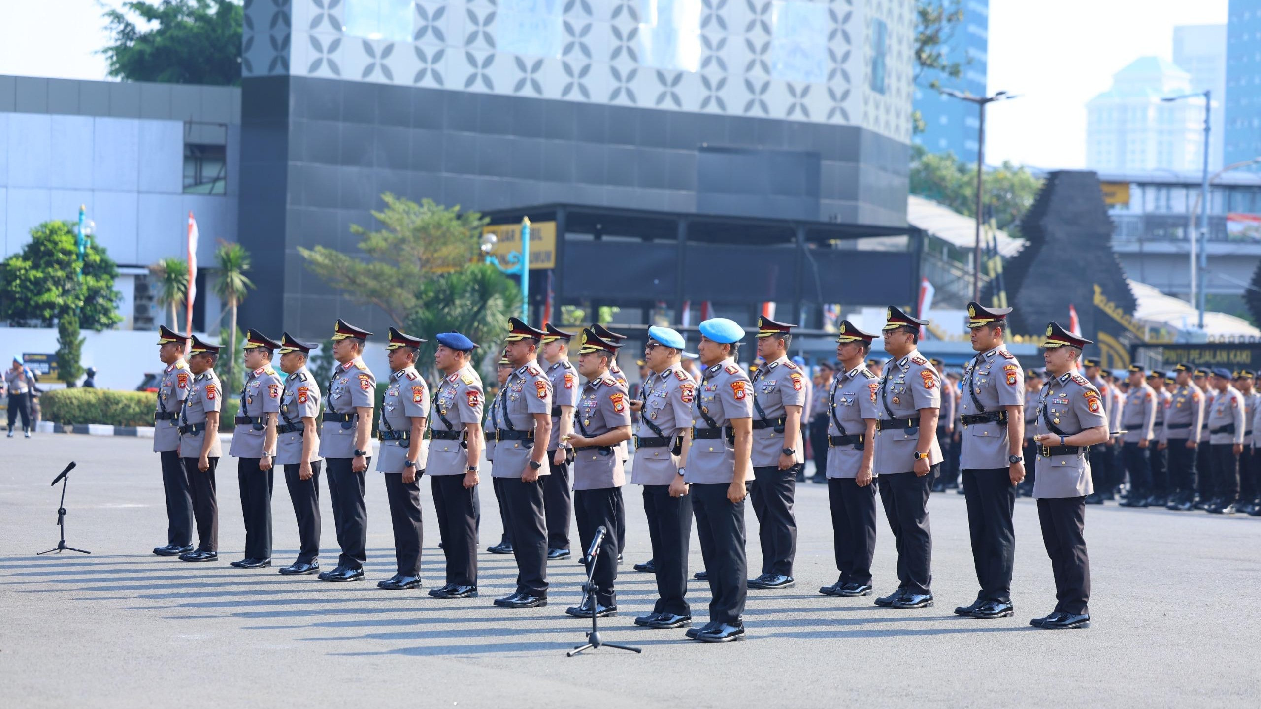 Upacara serah terima jabatan (sertijab) sejumlah Pejabat Utama (PJU) dan Kapolres jajaran Polda Metro Jaya di Jakarta, pada Selasa (28/7/2026).