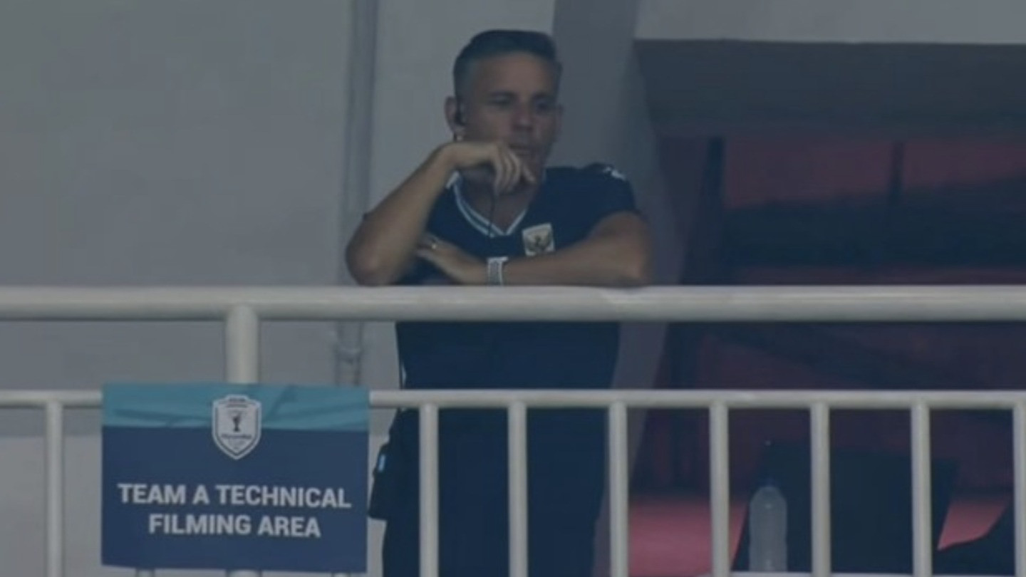 Pelatih Timnas Indonesia John Herdman memantau dari tribun jalannya pertandingan vs Kamboja di Piala AFF 2026