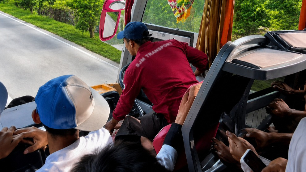 Potret sopir bus pariwisata ugal-ugalan viral di media sosial