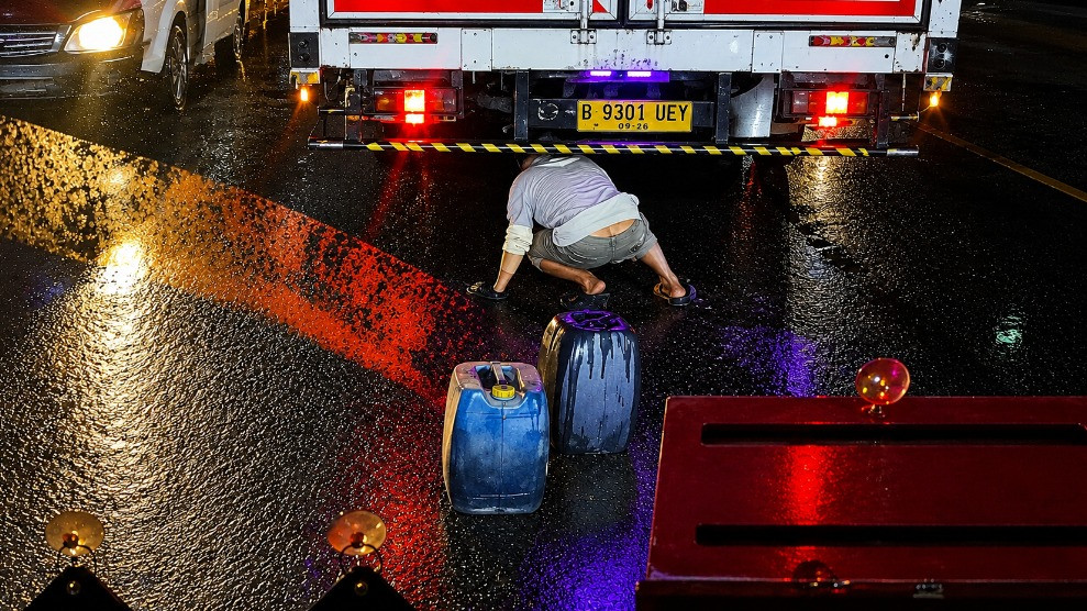 Potret warga diduga mencuri bahan bakar solar di kawasan Jalan Baru, Rantau Prapat, Labuhanbatu, Sumatera Utara (Sumut)