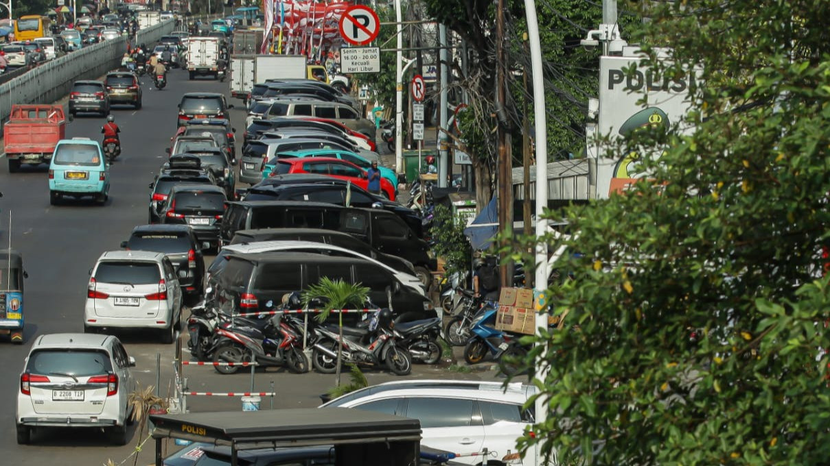 Lensa Berbicara: Parkir Liar Kuasai Jalan Jatinegara Timur, Lalu Lintas Kerap Tersendat