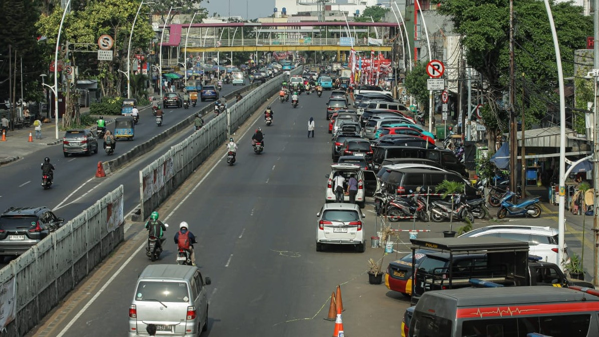 Lensa Berbicara: Parkir Liar Kuasai Jalan Jatinegara Timur, Lalu Lintas Kerap Tersendat