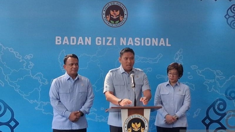 Kepala BGN Sudaryono (tengah) bersama kedua wakilnya dalam peresmian pusat pelayanan publik dan media center di Kantor BGN, Jakarta Pusat, Rabu (29/7).