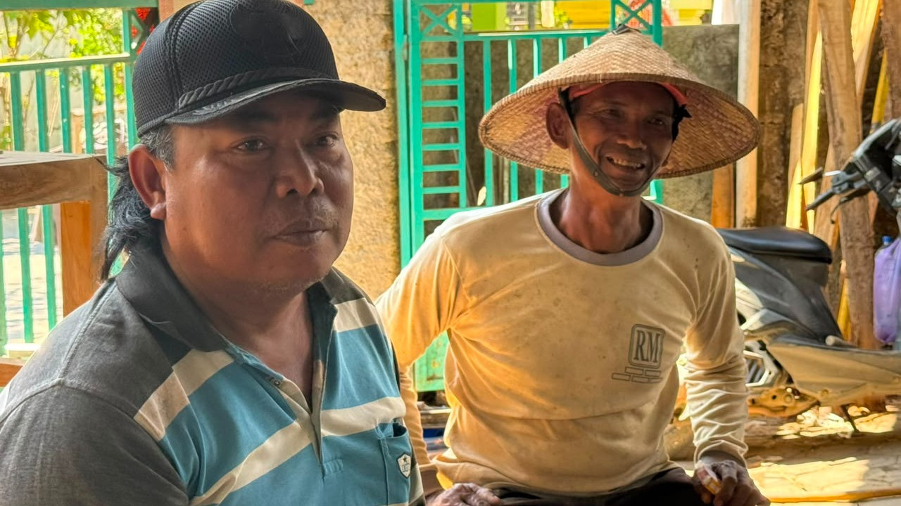 Sarno (tokoh masyarakat) dan sapon ketua RT 4 (topi caping)