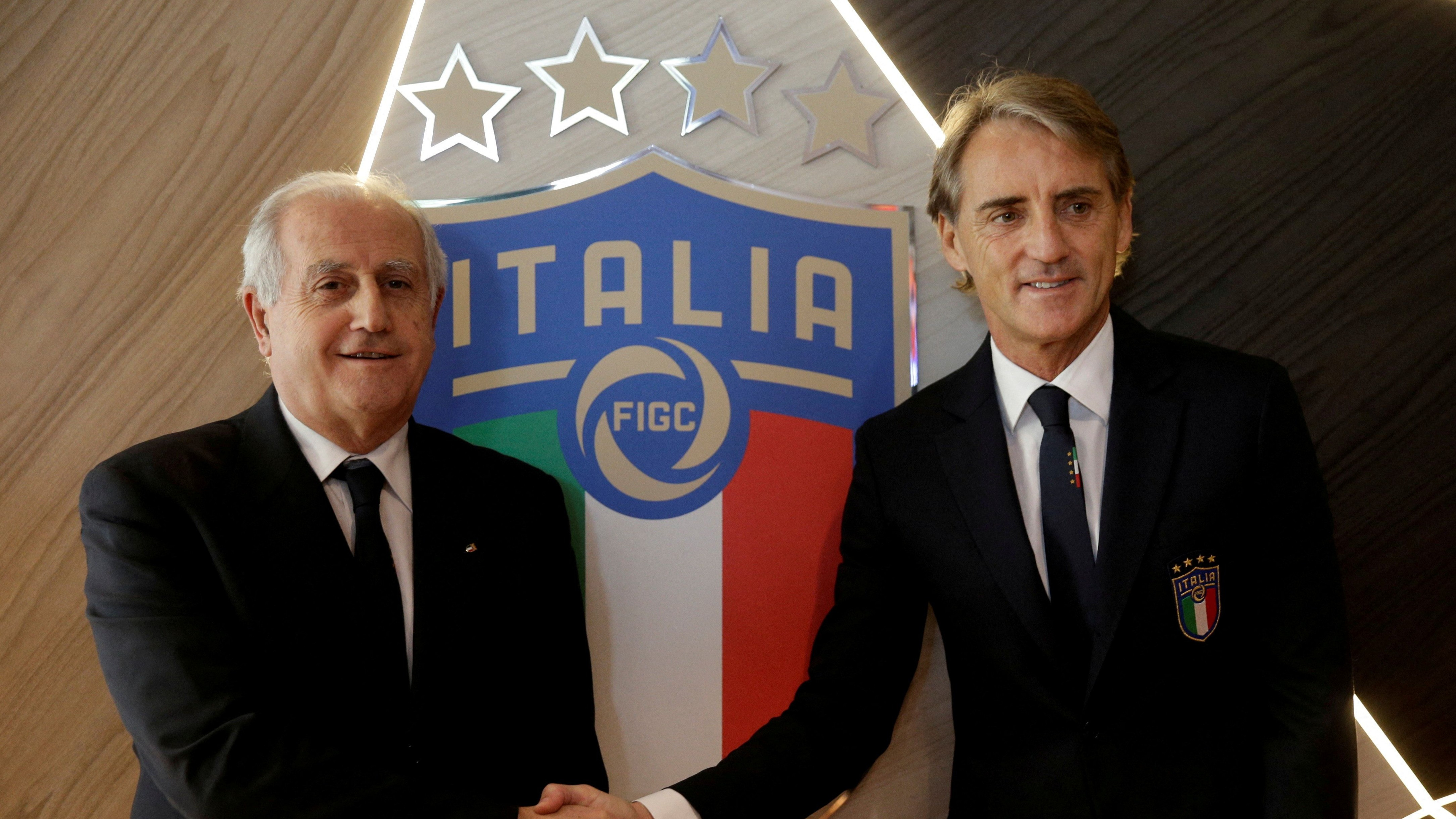 Pelatih baru Timnas Italia, Roberto Mancini bersama Italian FA commissioner, Roberto Fabbricini