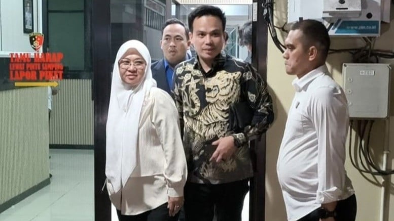 Bupati Kabupaten Gowa Sitti Husniah Talenrang (kiri)