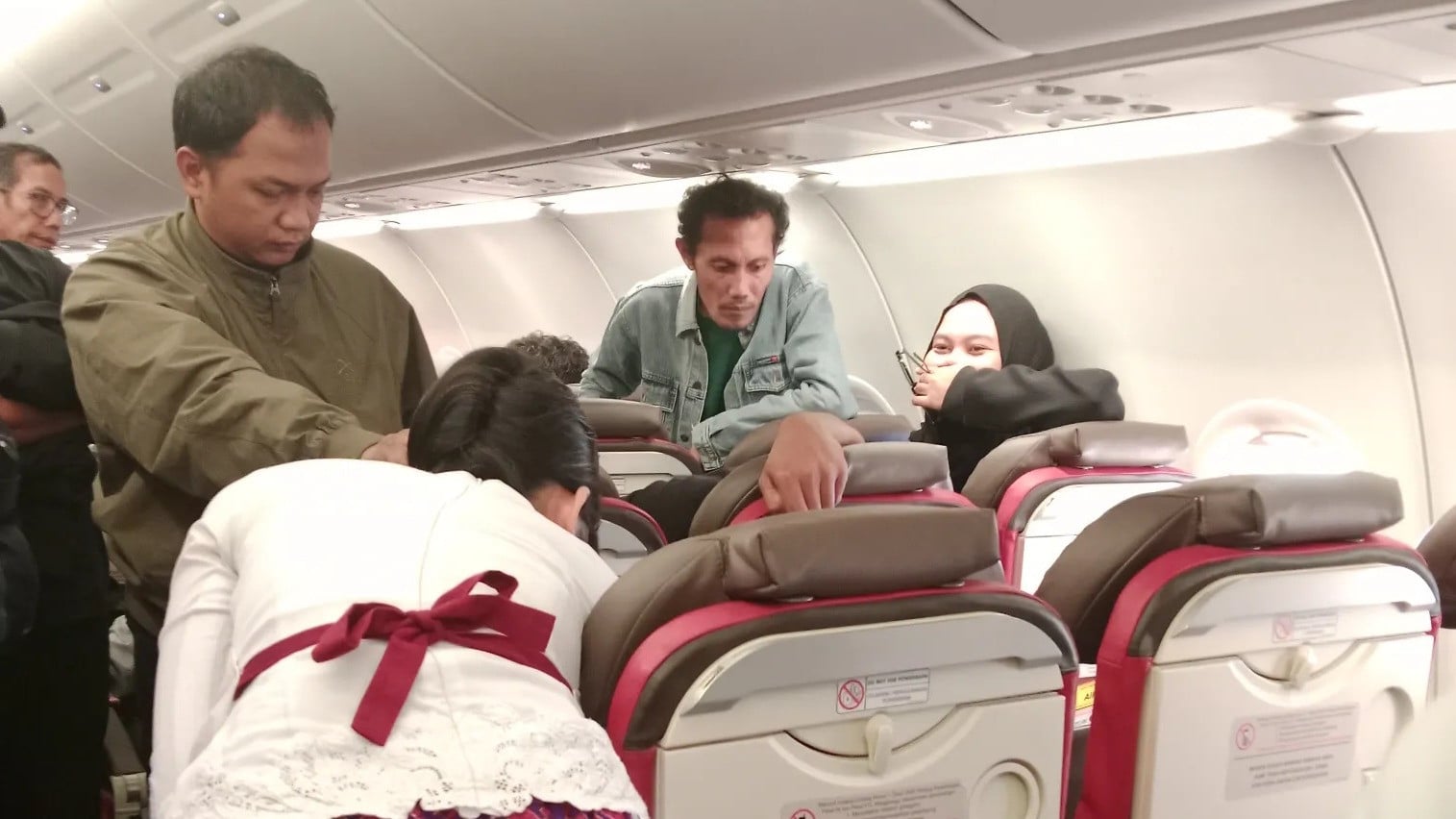 Situasi di dalam penerbangan pesawat Batik Air rute Makassar-Jakarta saat powerbank terbakar akibat WNA China mengecas HP di kabin viral