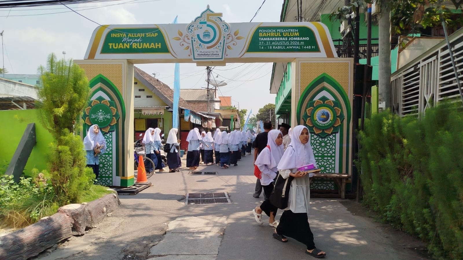 Suasana santri Pondok Pesantren Bahrul Ulum Tambakberas saat waktu istirahat di area pondok setempat.