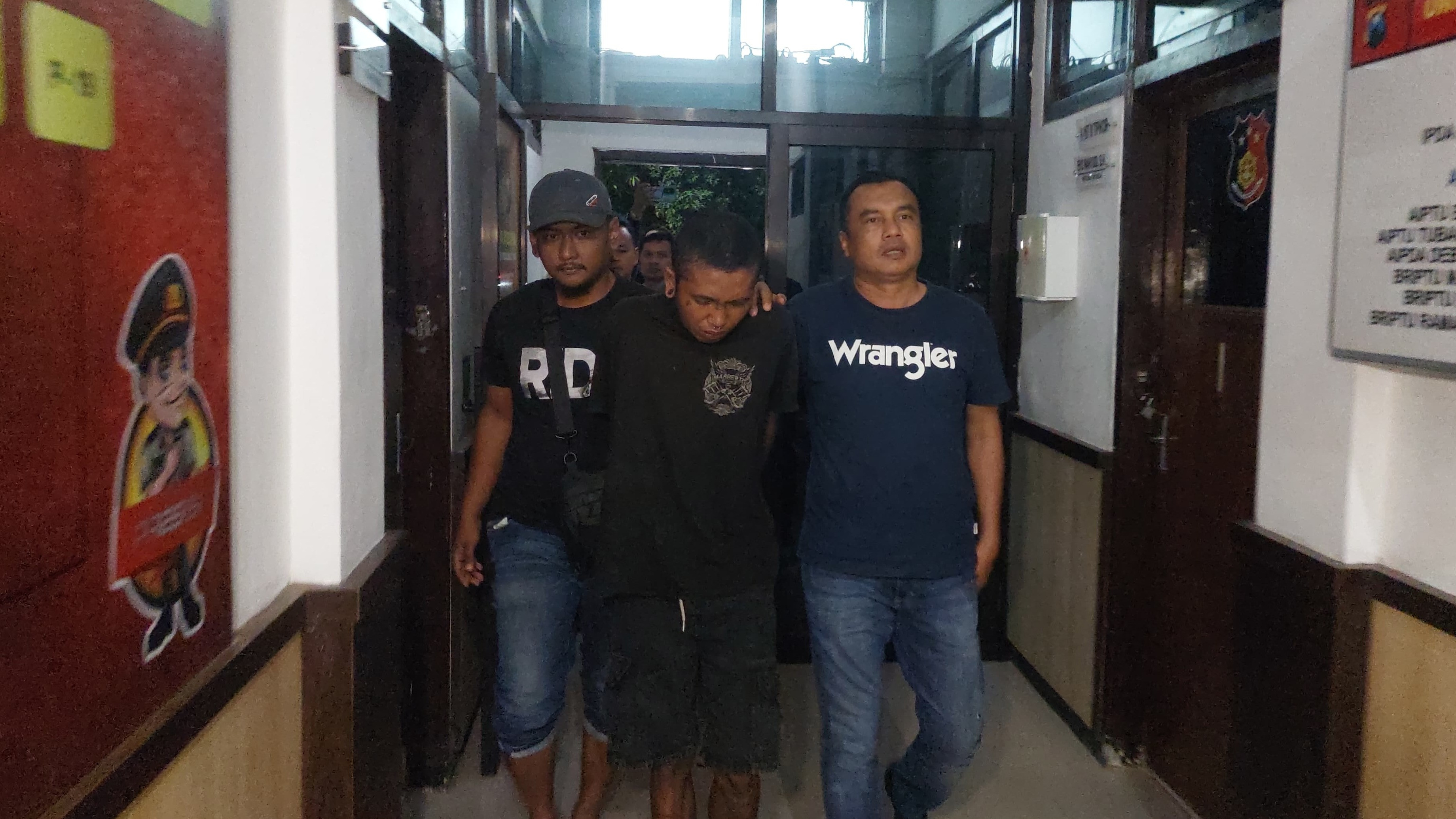 Pelaku saat pertama tiba di Polres Probolinggo Kota