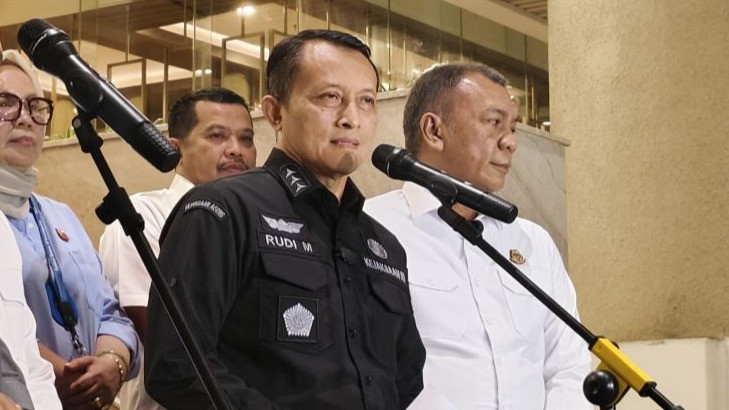 Koordinator Tim 9 sekaligus Jaksa Agung Muda Bidang Pengawasan Kejagung Rudi Margono (tengah) memberikan keterangan pers di Gedung Utama Kejaksaan Agung, Jakarta, Kamis (30/7/2026).