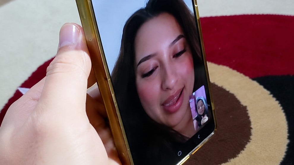 Jennifer Coppen saat video call dengan Siti Maryam, istri satpam yang ditemukan tewas di Waduk Jatiluhur