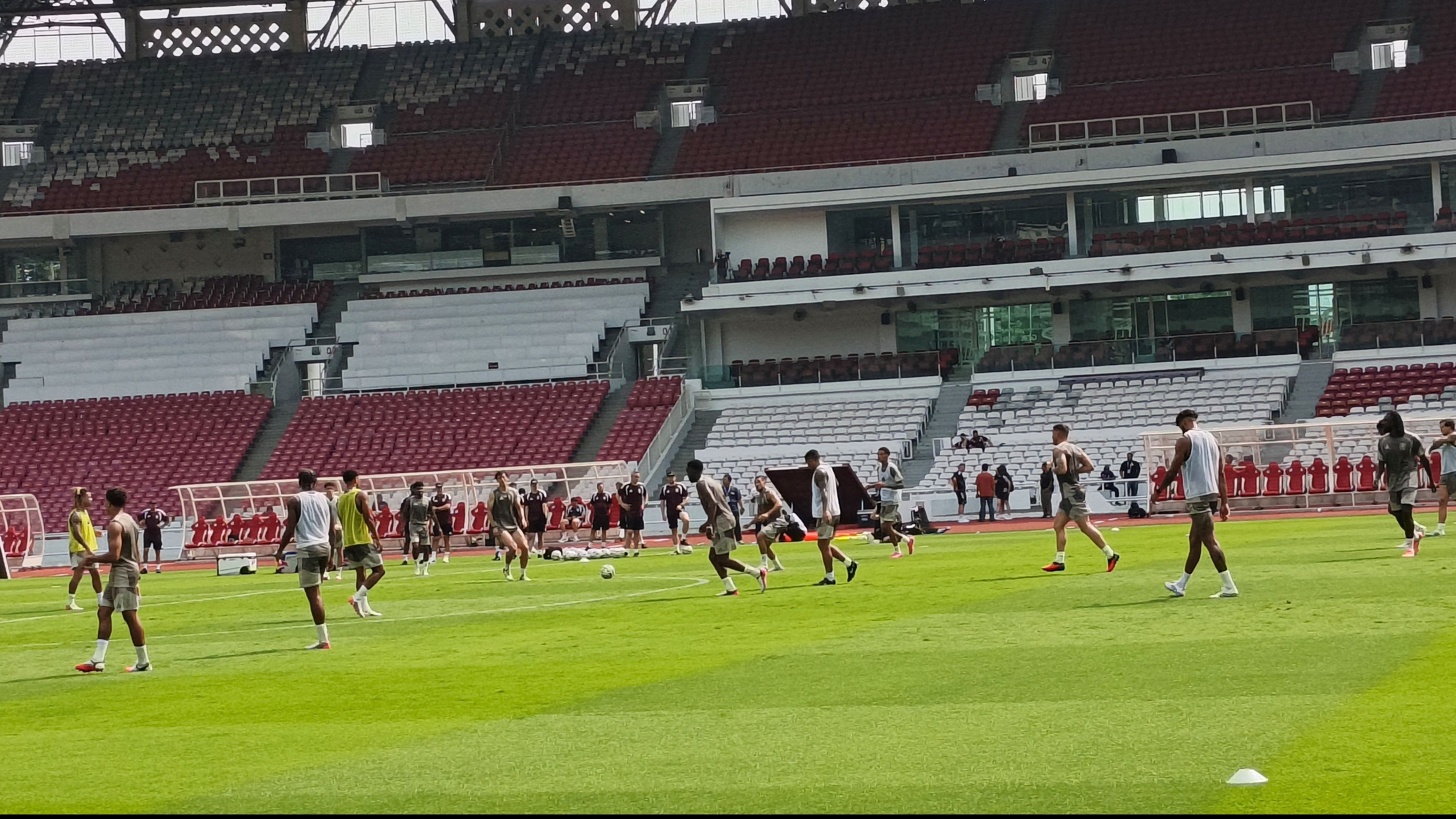 Sesi Latihan Aston Villa di Stadion Gelora Bung Karno