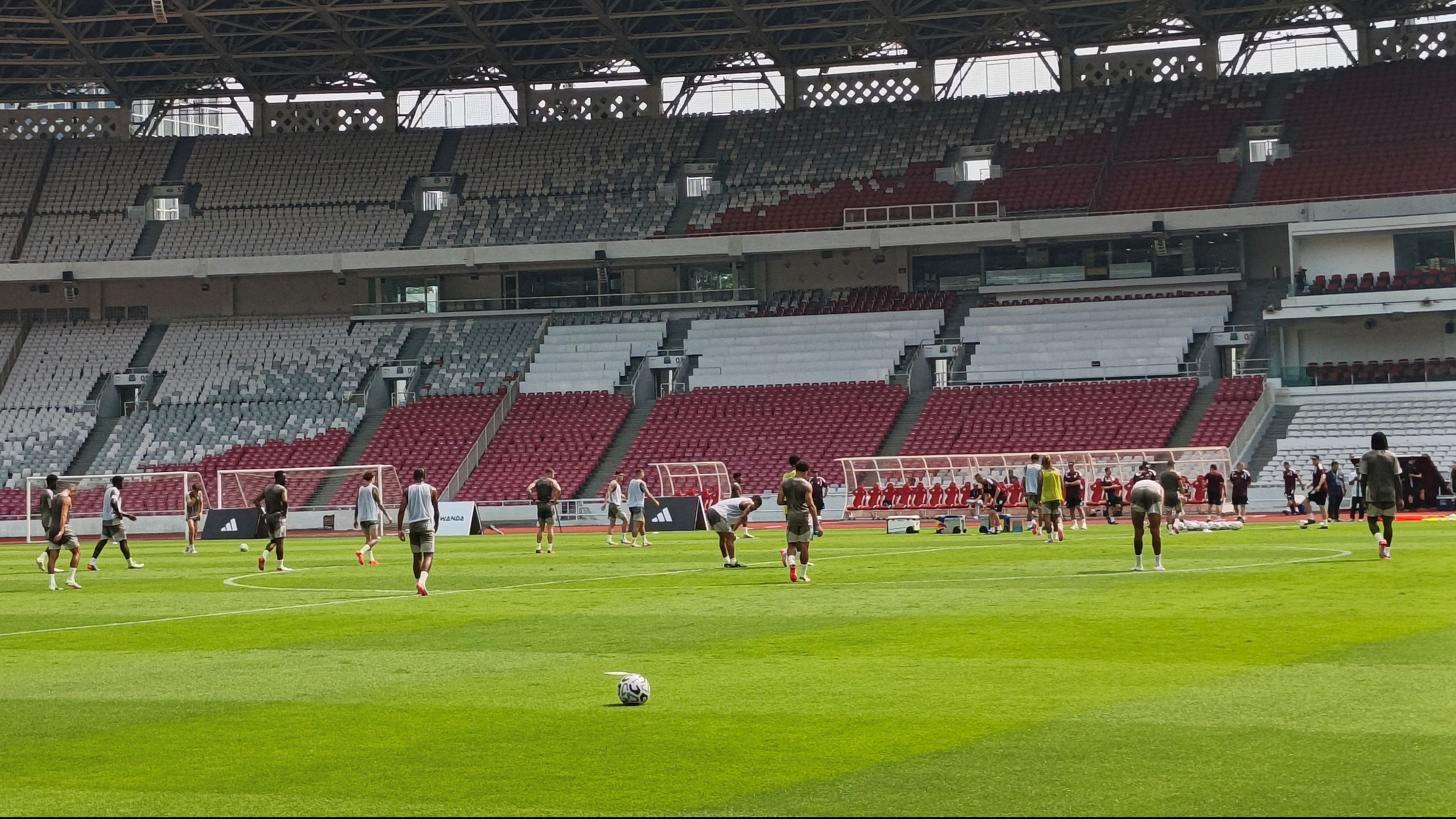 Sesi Latihan Aston Villa di Stadion Gelora Bung Karno