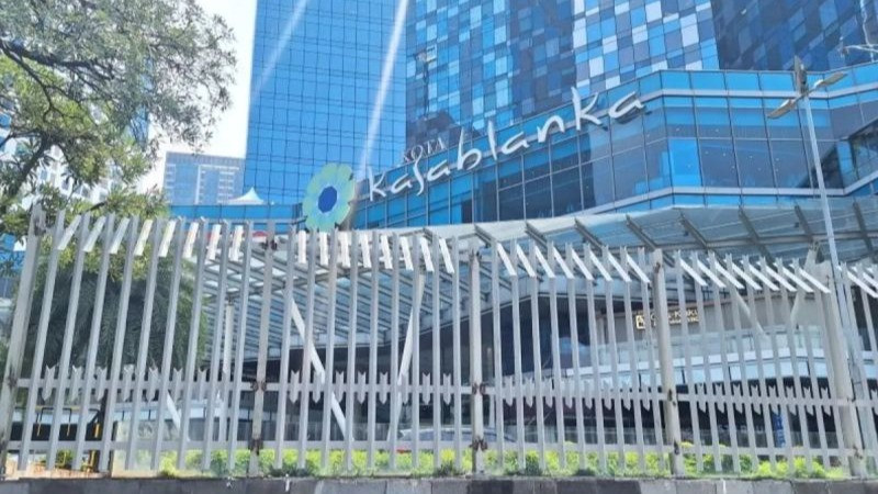 Pusat perbelanjaan Kota Kasablanka (Kokas) memasang pagar dekat pintu masuk utama mobil dari Jalan Raya Casablanca, Jakarta, Jumat (31/7).