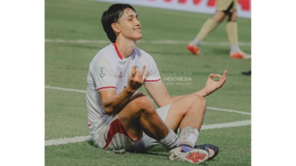 Striker Timnas Indonesia Mitchell Baker melakukan selebrasi ala Erling Haaland pada pertandingan vs Timor Leste, Jumat (31/7/2026) di ajang Piala AFF 2026.