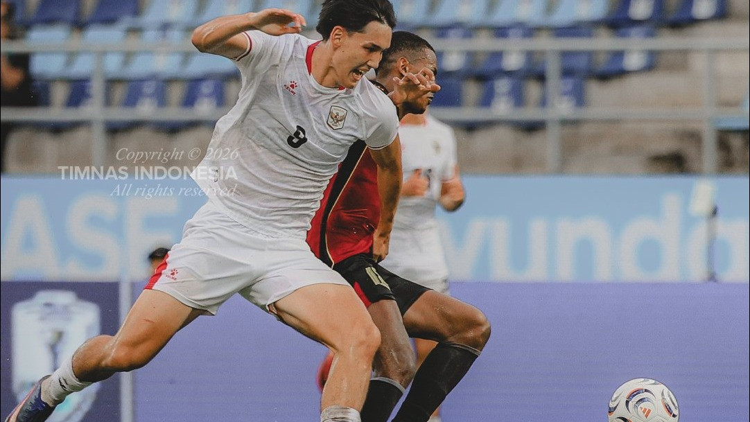Striker Timnas Indonesia Mitchell Baker berduel dengan pemain Timor Leste, Jumat (31/7/2026) di ajang Piala AFF 2026.