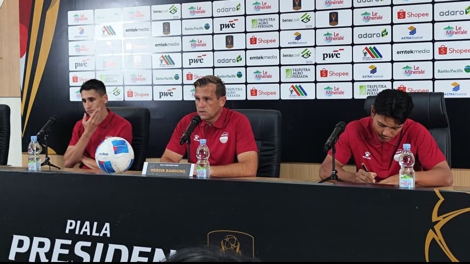 Pemain Persib Bandung, Luka Menalo bersama Pelatih Persib, Igor Tolic dan Achmad Jufriyanto
