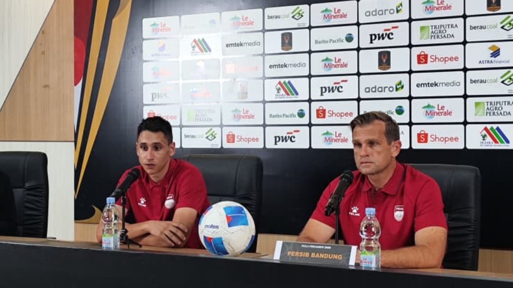 Pemain Persib Bandung, Luka Menalo bersama Pelatih Persib, Igor Tolic