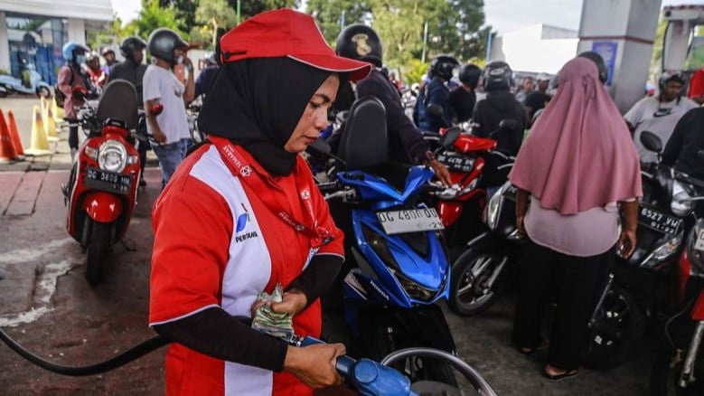 Ilustrasi - Petugas melayani pengisian bahan bakar minyak (BBM.