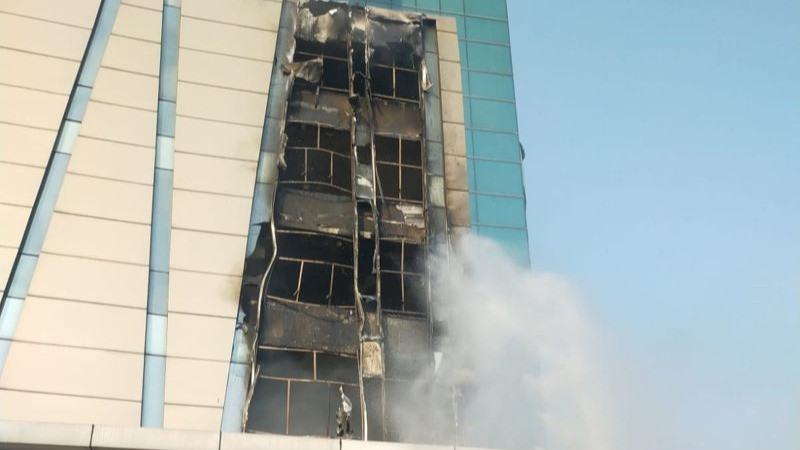 Kebakaran melanda Hotel Pullman yang berlokasi di Jalan Letjen S. Parman, Kelurahan Tanjung Duren Selatan, Kecamatan Grogol Petamburan, Jakarta Barat, pada Sabtu (1/8/2026) pagi.