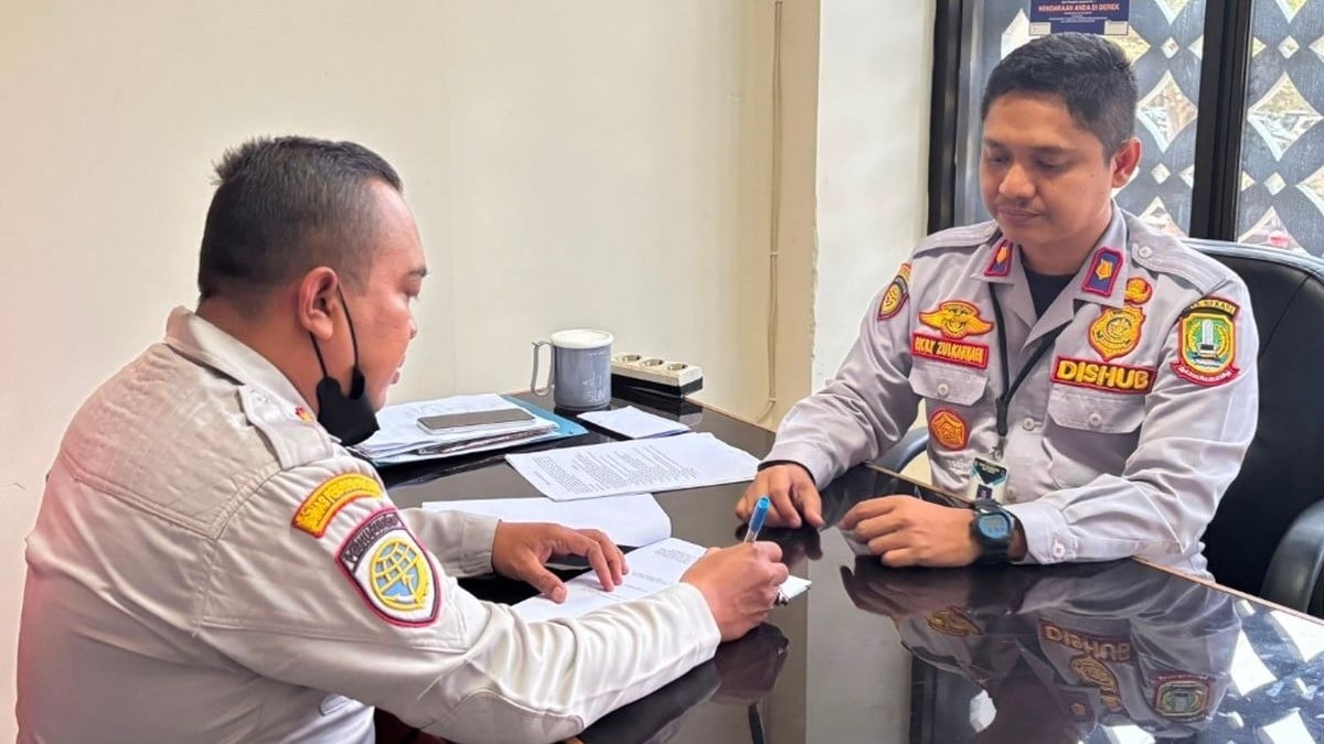 Video Pungli Oknum Dishub Kota Bekasi Viral, Gubernur KDM Geram Desak Petugas yang Palak Sopir Truk di-PTDH
            - galeri foto