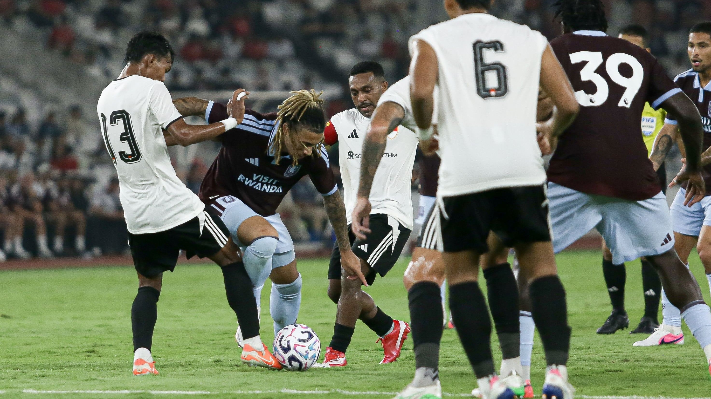 Pemain Muda Aston Villa, Luka Lynch Dihadang dua Pemain Indonesia All Stars pada Friendly Match di Stadion Gelora Bung Karno (GBK), Jakarta, Sabtu (1/8/2026)