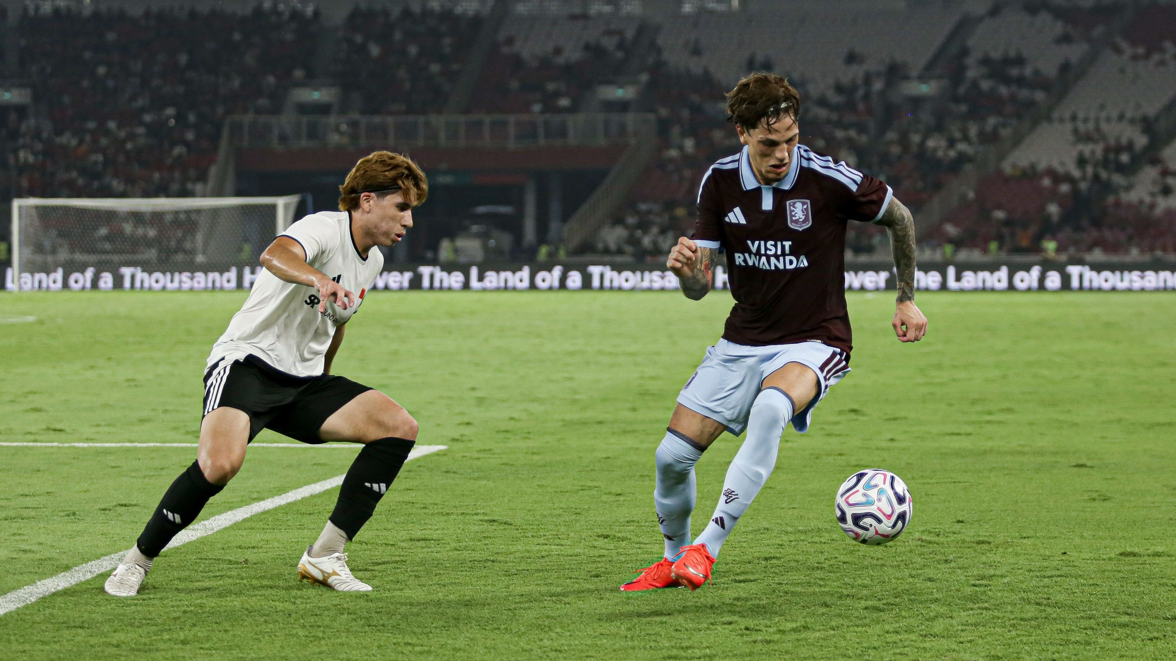 Aksi Pemain Baru Aston Villa, Alejandro Garnacho, saat Menghadapi Indonesia All Stars di Stadion Gelora Bung Karno (GBK), Jakarta, Sabtu (1/8/2026)