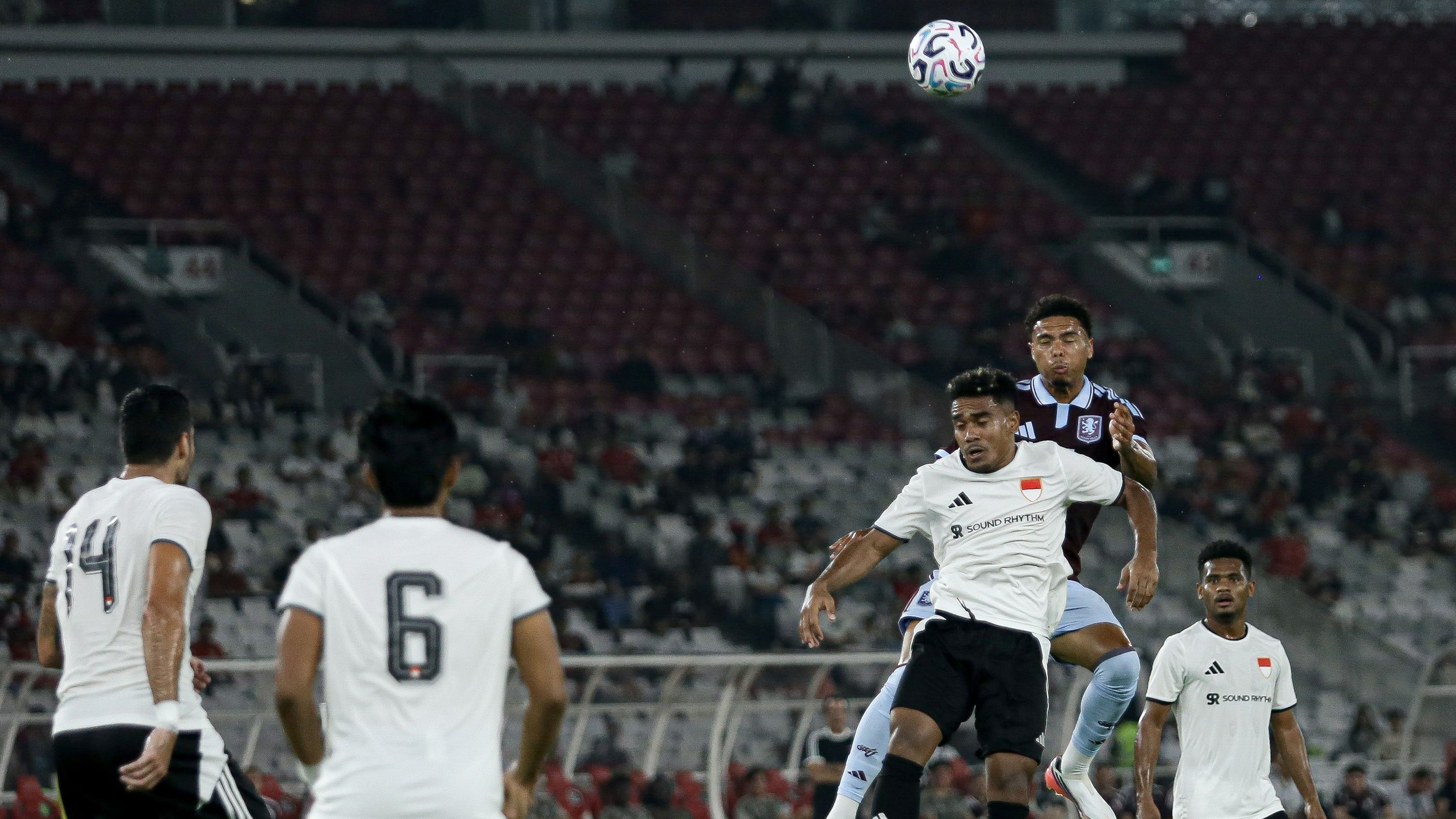 Duel Pemain Aston Villa Vs Indonesia All Stars pada Friendly Match di Stadion Gelora Bung Karno (GBK), Jakarta, Sabtu (1/8/2026)