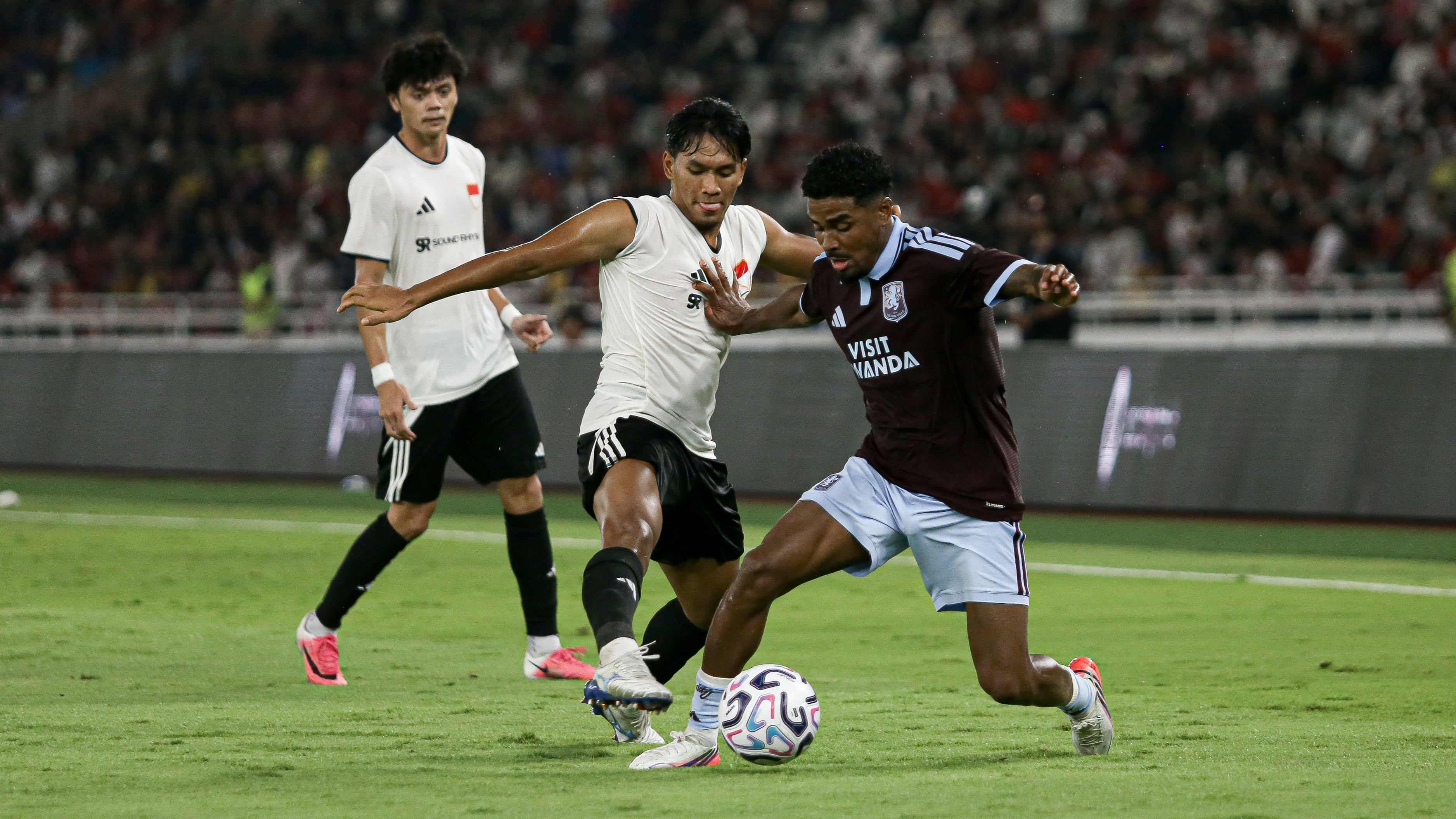 Pemain Aston Villa Berdarah Indonesia, Ian Maatsen, saat Menghadapi Indonesia All Stars di Stadion Gelora Bung Karno (GBK), Jakarta, Sabtu (1/8/2026)