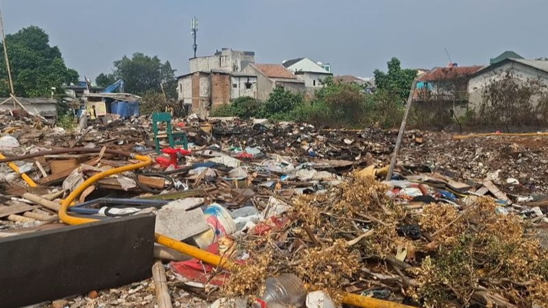 Kondisi di area bekas kebakaran lahan kosong yang dipenuhi sampah di Jalan Penggilingan Baru 1, Kelurahan Dukuh, Kecamatan Kramat Jati, Jakarta Timur, Minggu (2/8/2026).