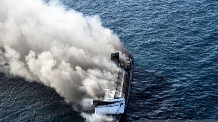 Kapal Mutiara Sentosa 2 terbakar di perairan Sumenep, Jawa Timur, pada Minggu (2/8/2026).