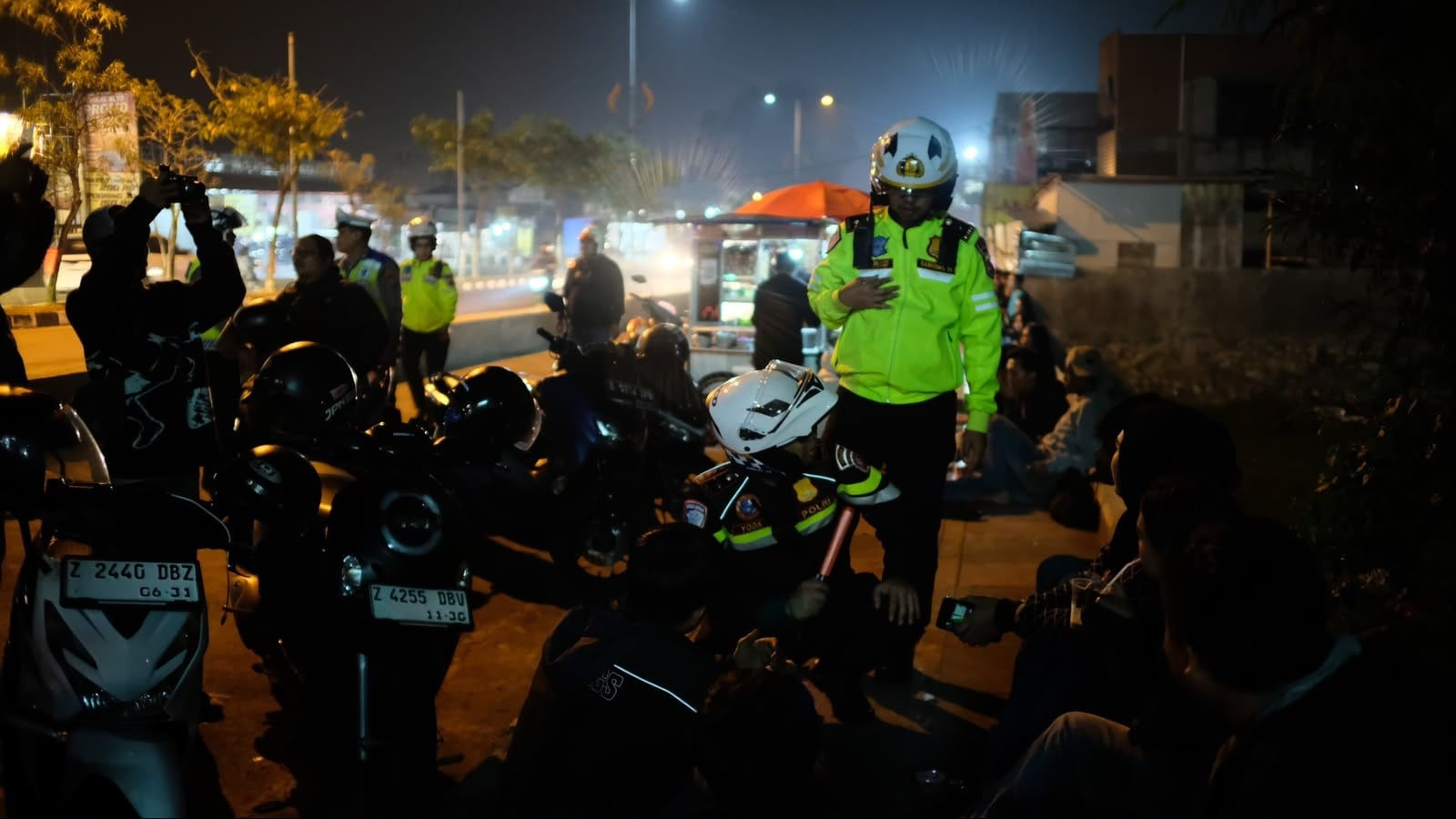 Satlantas Polresta Bandung Pilih Cara Humanis, Ajak Anak Motor Ngopi dan Makan Soto Saat Patroli Malam