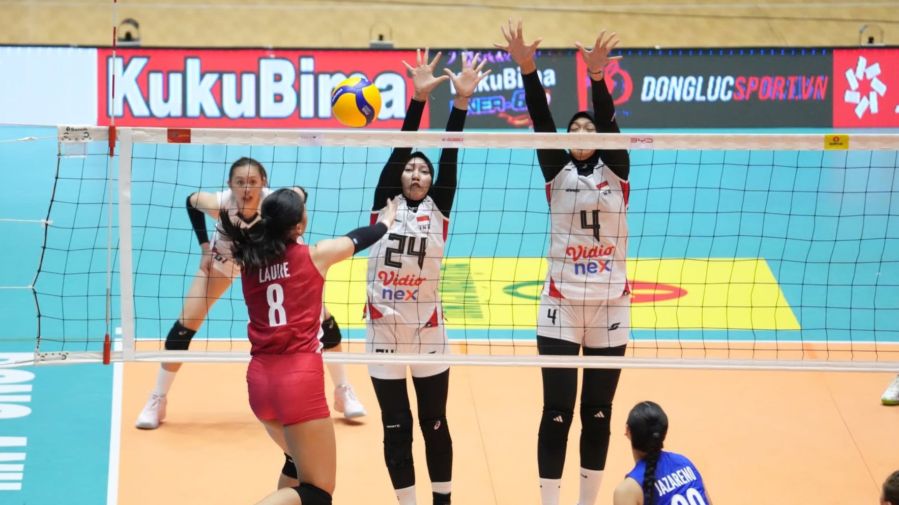 Timnas Voli Putri Indonesia (putih) melawan Filipina di SEA V Cup 2026.