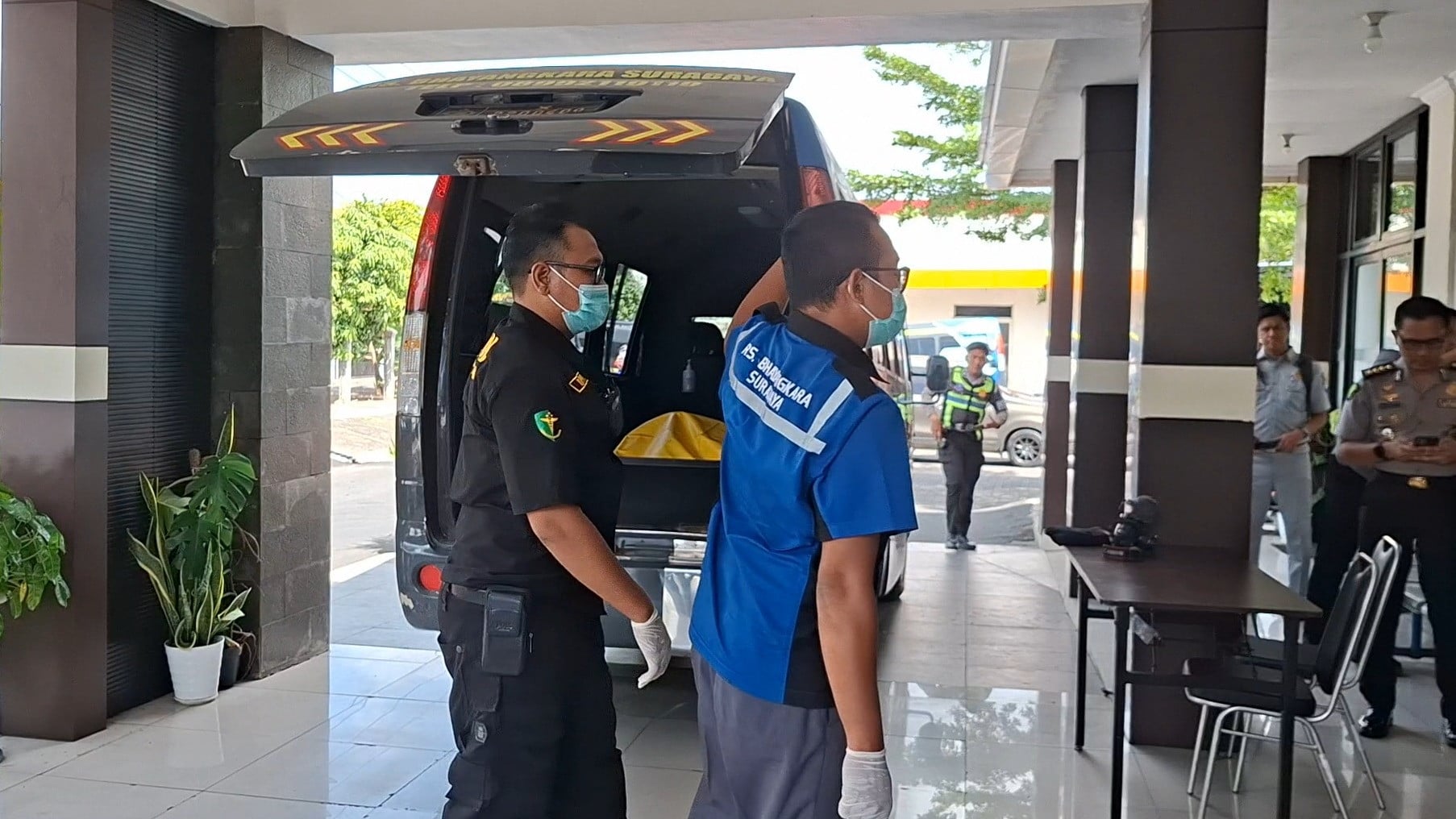 Lima Kantong Jenazah Korban Kebakaran KMP Mutiara Sentosa II Tiba di RS Bhayangkara Surabaya