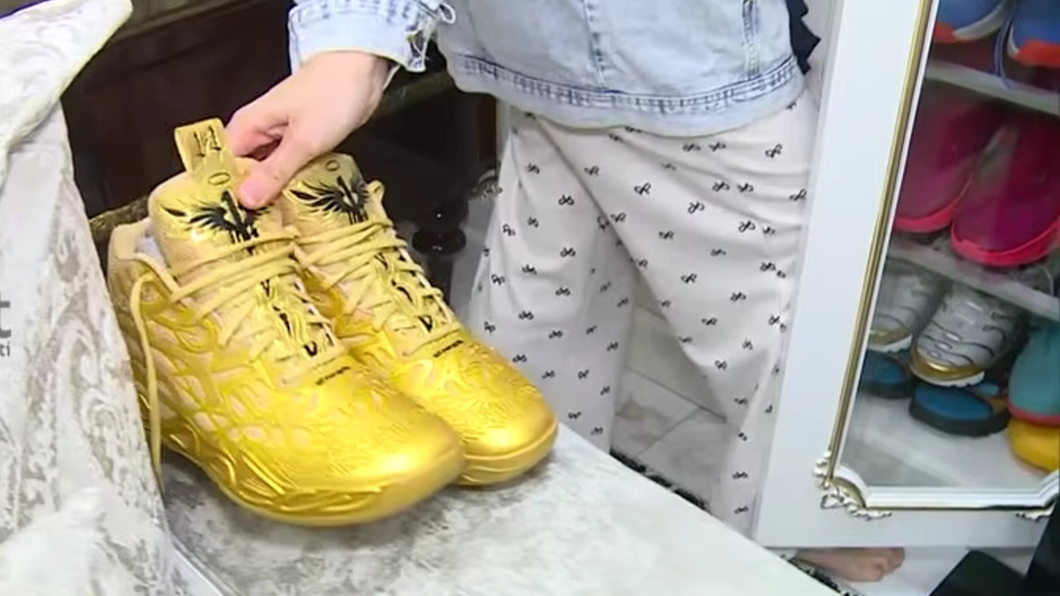 Koleksi sepatu warna emas Ustaz Riza Muhammad