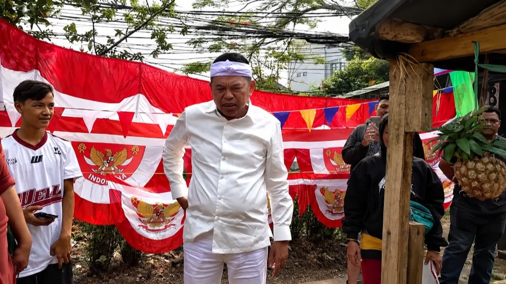 Gubernur Jawa Barat, Dedi Mulyadi (KDM) saat sidak pedagang berjualan di atas trotoar