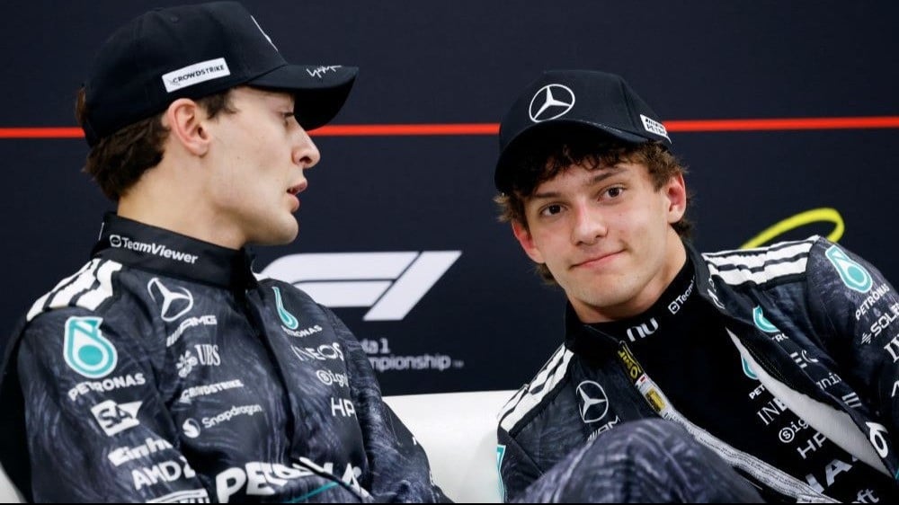 Dua pembalap Mercedes AMG-Petronas, George Russell dan Kimi Antonelli