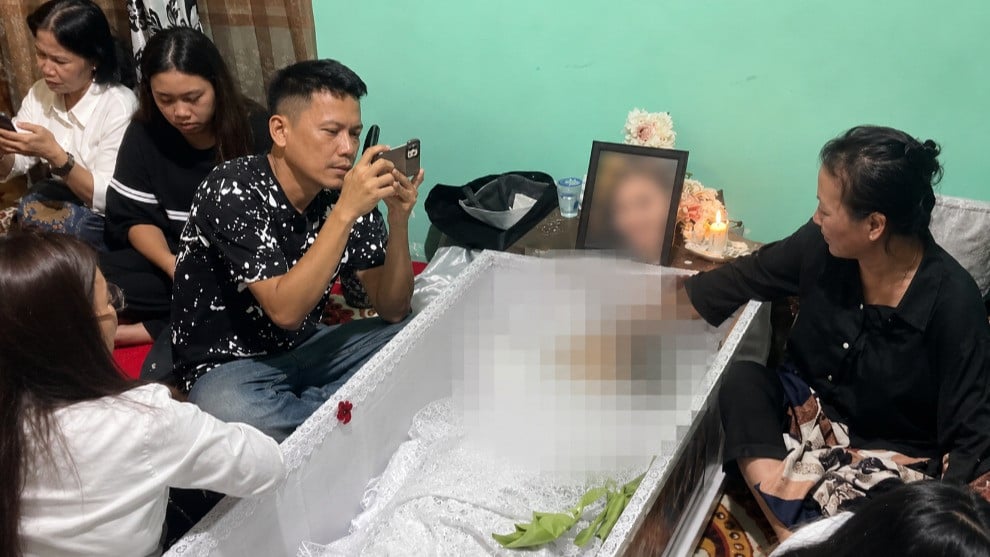 Jenazah mantan istri polisi, WLG (30) di Medan, Sumut saat disemayamkan di rumah duka
