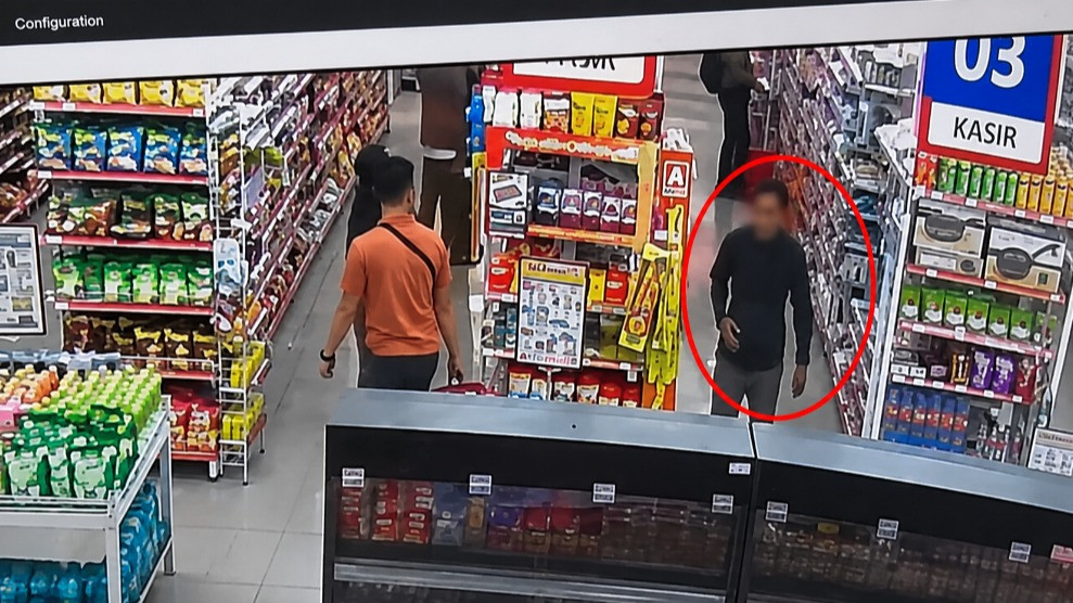 Detik-detik pria diduga melakukan modus pelecehan seksual merekam ponsel dari sandal ke bawah pakaian wanita di Bintaro viral