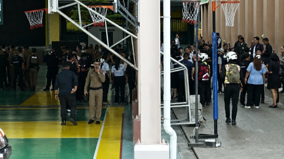 Polisi mengevakuasi para guru hingga murid yang tewas dan terluka usai penembakan massal dilakukan ABG 14 tahun di sekolah Debsirin Nonthaburi, Thailand