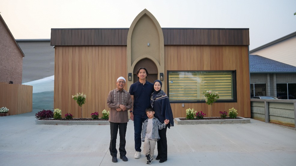 Indra Priawan (tengah), Nikita Willy dan anaknya (kanan), dan Ustaz Fatih Karim (kiri) saat meresmikan Masjid Al Ikhlas Centre Edmonton, Kanada Barat