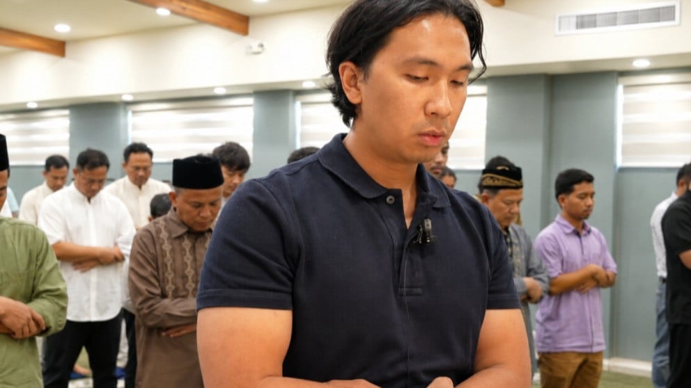 Potret suami Nikita Mirzani, Indra Priawan menjadi imam shalat Jumat saat peresmian Masjid Al-Ikhlas Centre, masjid Indonesia pertama di Edmonton, Kanada Barat