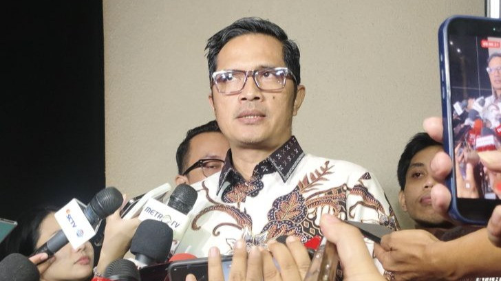 Kuasa Hukum mantan Jampidsus Febrie Adriansyah, Febri Diansyah, memberikan keterangan pers di Gedung Utama Kejaksaan Agung, Jakarta, Jumat (7/8/2026).