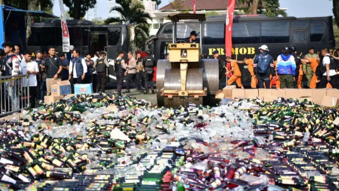 Gubernur Jawa Barat, Dedi Mulyadi (KDM) bersama Kapolda Jabar dan Forkopimda Jabar memusnahkan barang bukti aksi kejahatan jalanan, miras, serta obat keras tertentu seperti tramadol