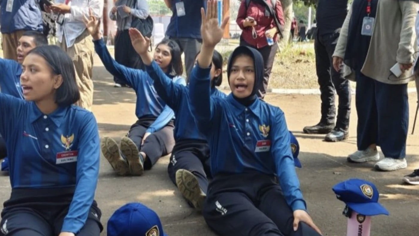 Ismi Ulfaida (berkerudung). Siswi Sekolah Rakyat Terintegrasi 22 Polewali Mandar, Sulawesi Barat, calon Paskibraka tingkat nasional 2026