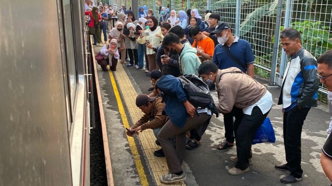 Seorang siswi SMA kelas 10 tewas usai tertemper commuter line atau kereta api listrik (KRL) di Stasiun Jurangmangu, Tangerang Selatan, pada Senin (10/8).