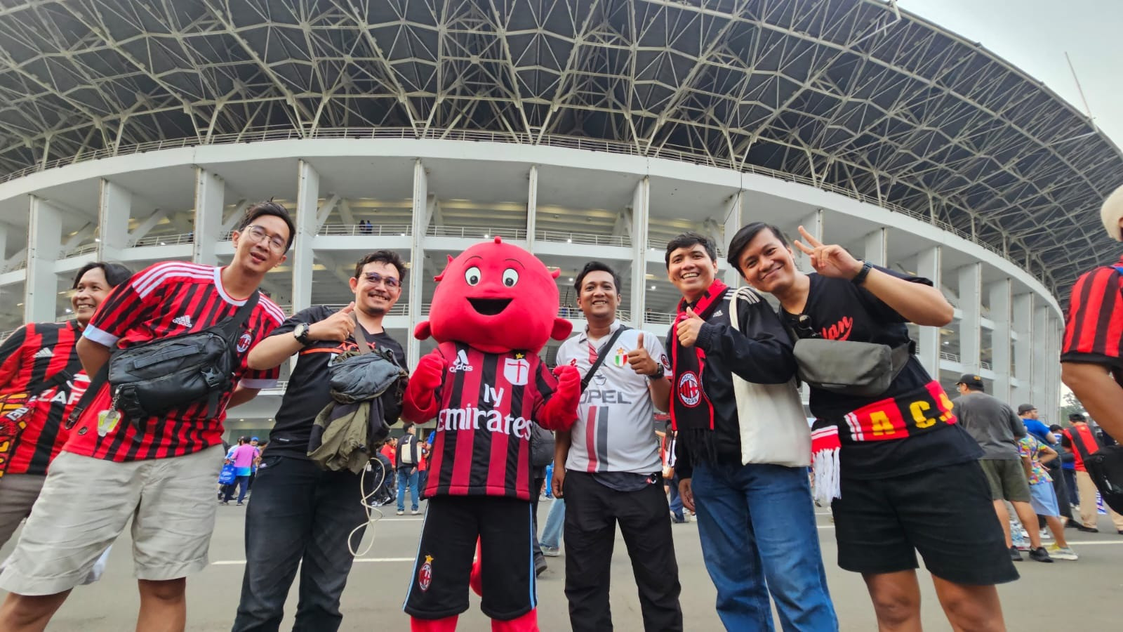 Kenyataan 'Mimpi di Siang Bolong' Milanisti USNI Kala AC Milan Bertanding di SUGBK
            - galeri foto