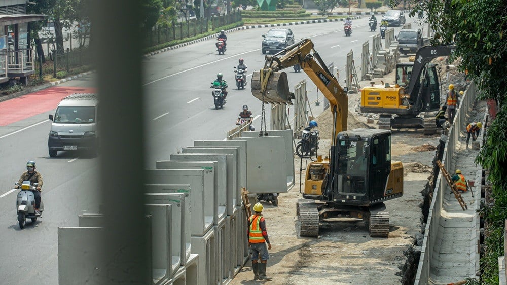 Mengintip progres  penataan trotoar dan saluran air di Jalan DI Panjaitan, kawasan Simpang Cawang, Kecamatan Jatinegara, Jakarta Timur, Selasa (11/8/2026).