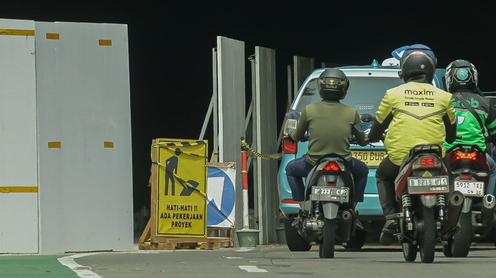 Mengintip progres  penataan trotoar dan saluran air di Jalan DI Panjaitan, kawasan Simpang Cawang, Kecamatan Jatinegara, Jakarta Timur, Selasa (11/8/2026).